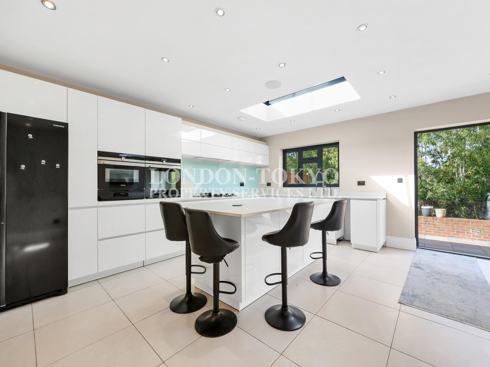 Wentworth Avenue 
 N3  :: London-Tokyo Property Service